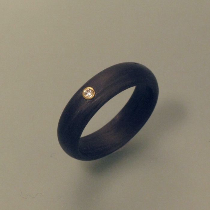 Ring aus Carbon mit Brillant: schnittig - Brillant, dunkel 